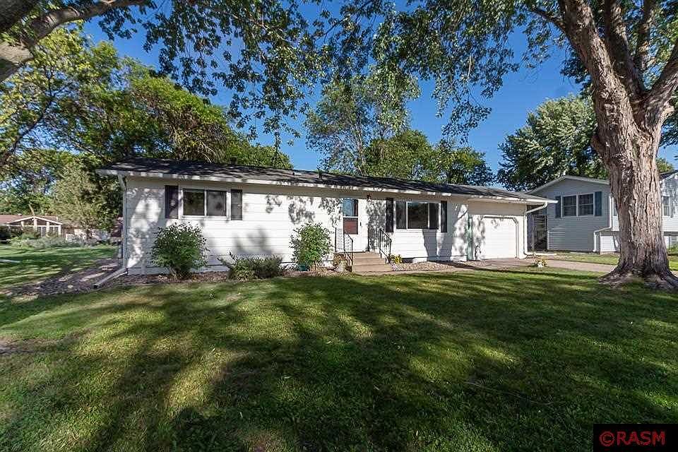 555 N Park Ave, Le Center, MN 56057 Zillow