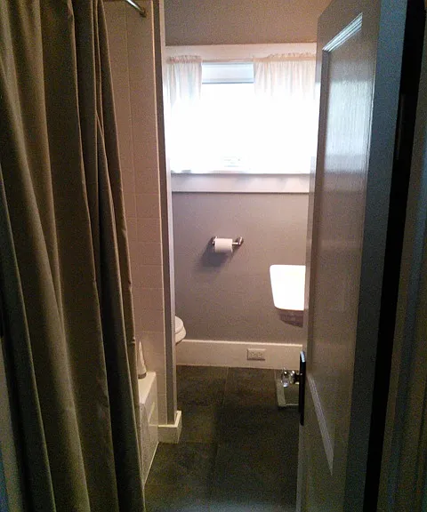 Main floor full bathroom