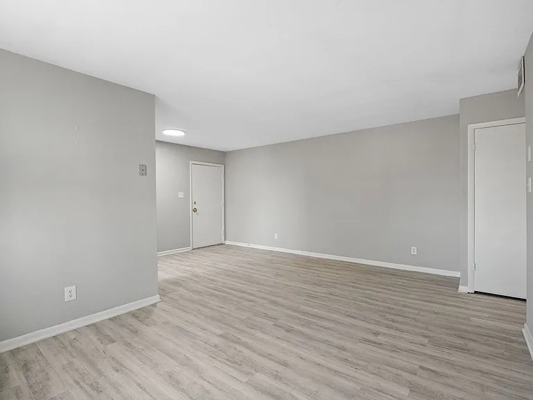 South Garden Apartments — Photo 12