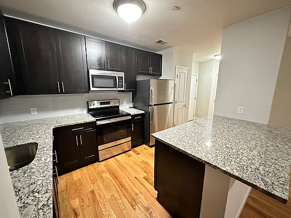 5th image of 1121 53rd St Floor 1