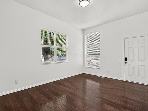 3rd image of 14904 Treseder St