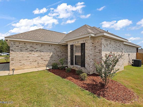 3rd image of 702 Cottonwood Way