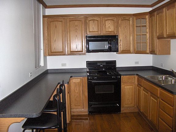 deluxe kitchen w gas range