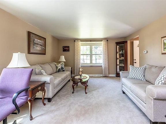 5th image of 70 Montbleu Dr