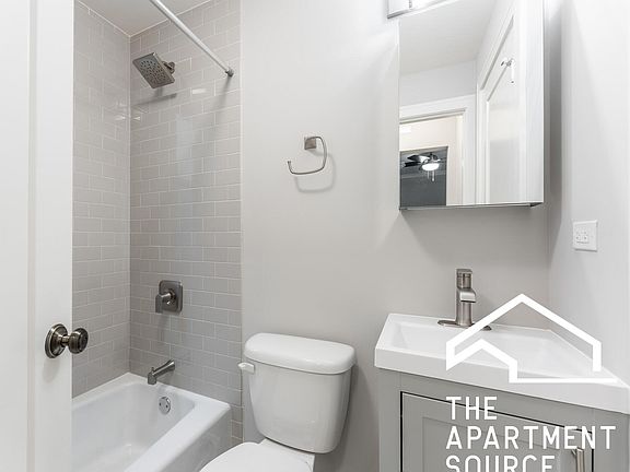 4th image of 640 W Wrightwood Ave #204F