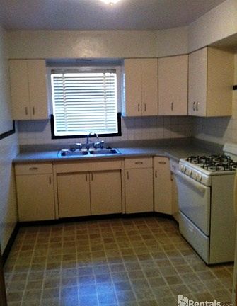 3rd image of 1132 Moorlands Dr