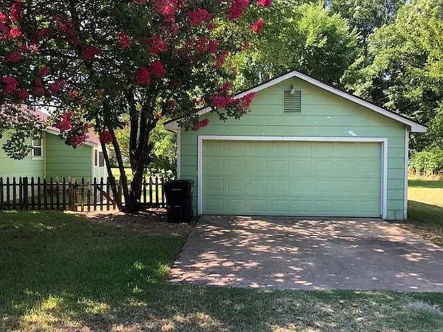 731 Ray Dr — Photo 4