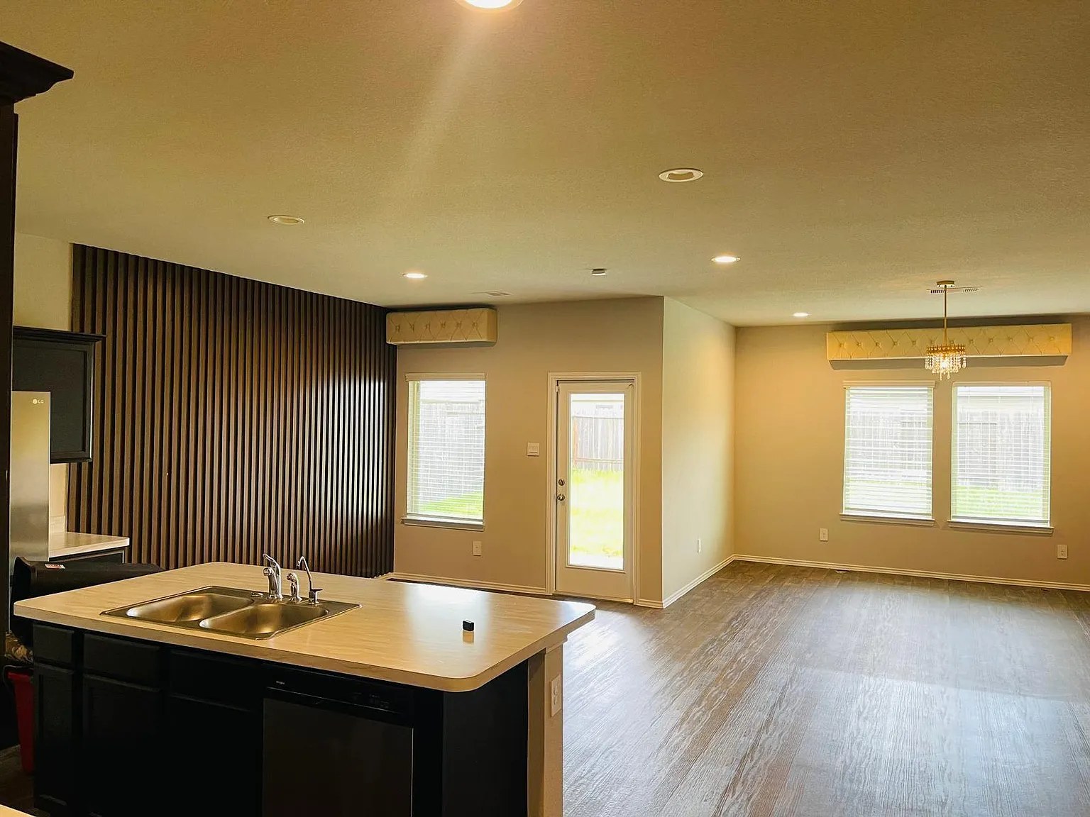 4 bed, 2.5 bath, 2408 sqft, $2,750 — Photo 4