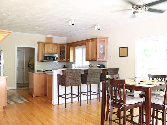 3rd image of 465 Island Pointe Ln