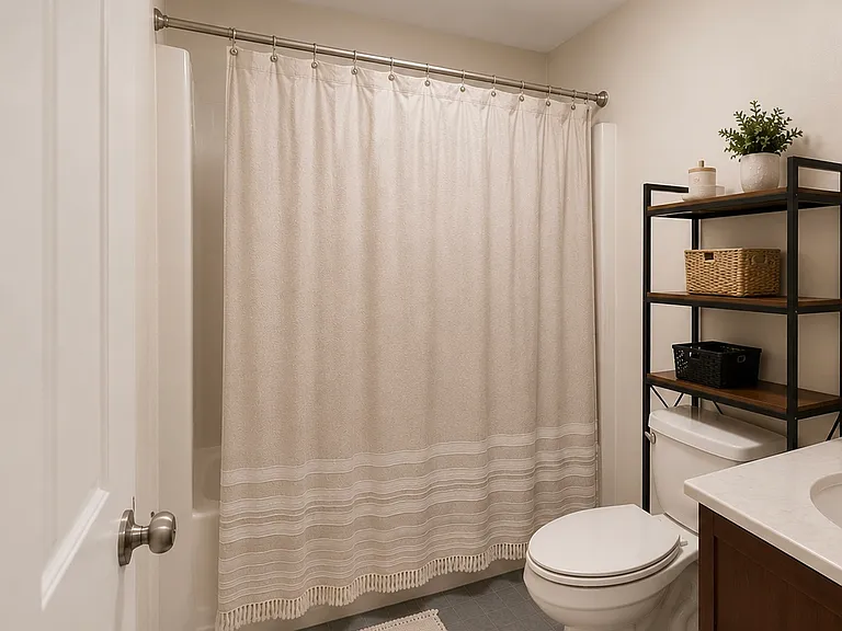 Master suite en suite bathroom