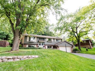 1041 Oxford Dr, Hartland, WI 53029