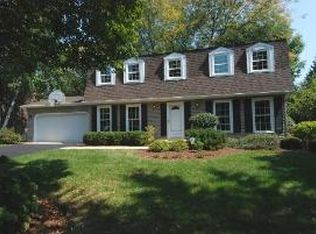 19 Wakefield Ln, Geneva, IL 60134