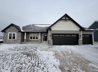 1742 Whalen Dr, Oconomowoc, WI 53066