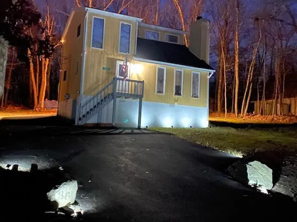 2041 Candlewood Dr, East Stroudsburg, PA 18301