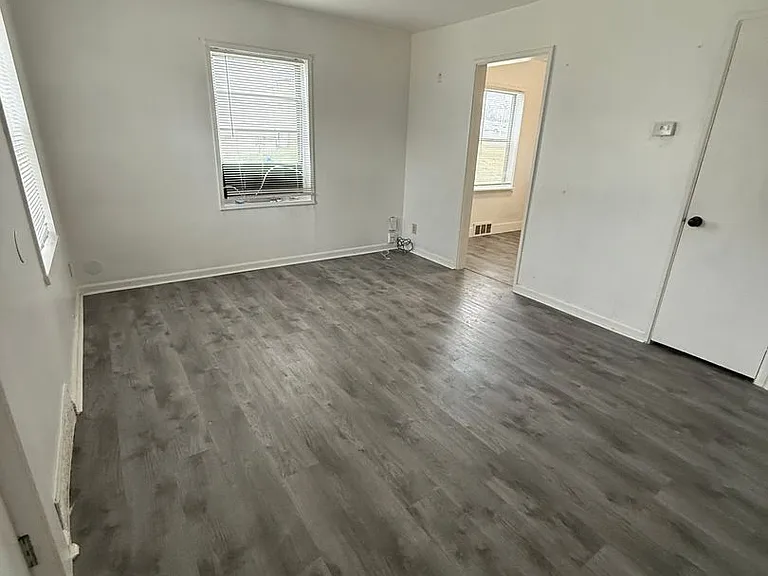 9523-9525 Charlotte St — Photo 2