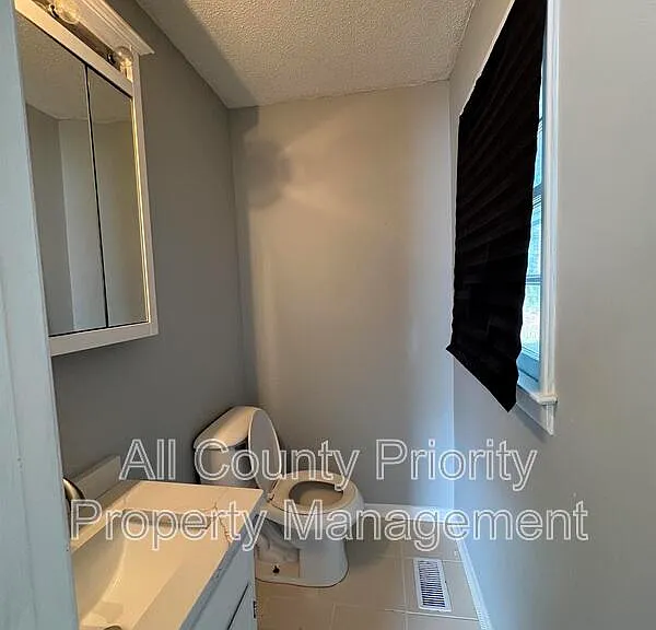513 W Jones Ave — Photo 6