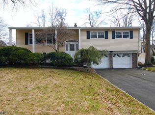 373 River Bend Rd, Berkeley Heights, NJ 07922