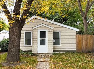 811 S 17th St, Grand Forks, ND 58201