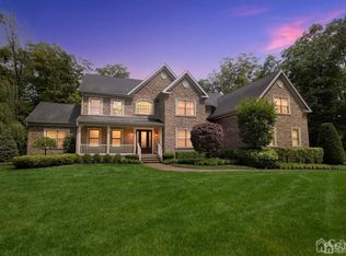 2 Majestic Woods Dr, Monroe Township, NJ 08831