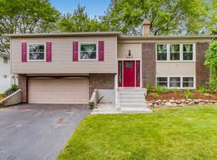8028 Leawood Ln, Woodridge, IL 60517