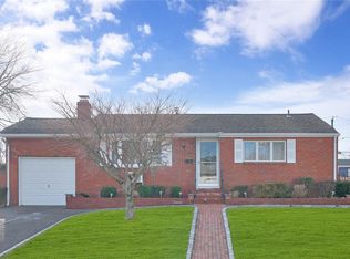 9 Stagg Ln, Commack, NY 11725