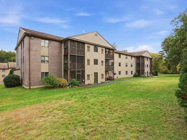 10 Village Ln APT 15, Tyngsboro, MA 01879
