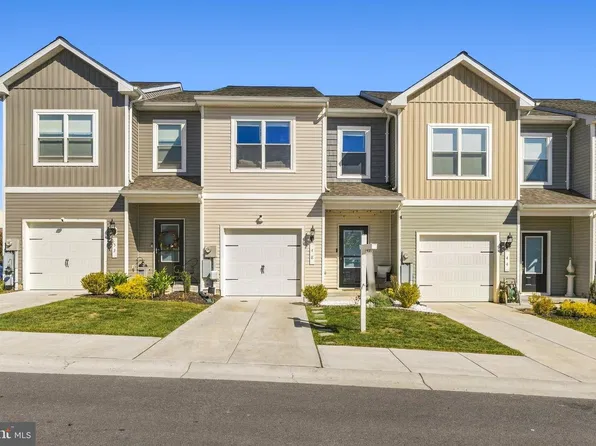 48 Dumsford St, Falling Waters, WV 25419