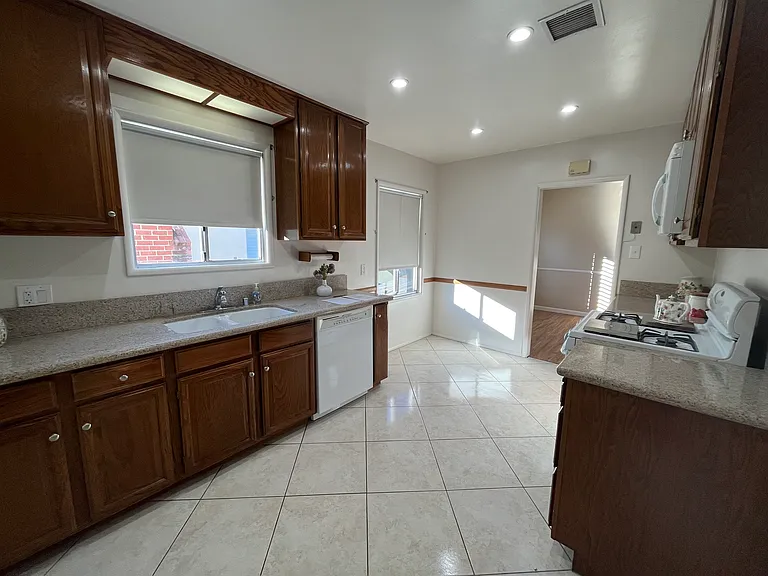 13836 Cohasset St — Photo 6