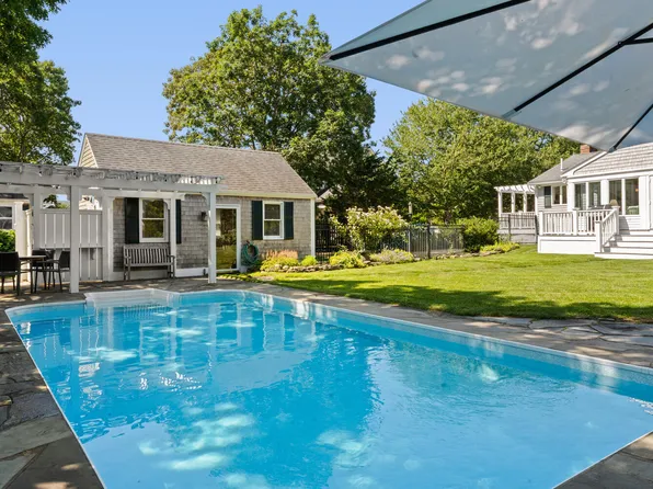 21 Kitts Field Cir, Edgartown, MA 02539