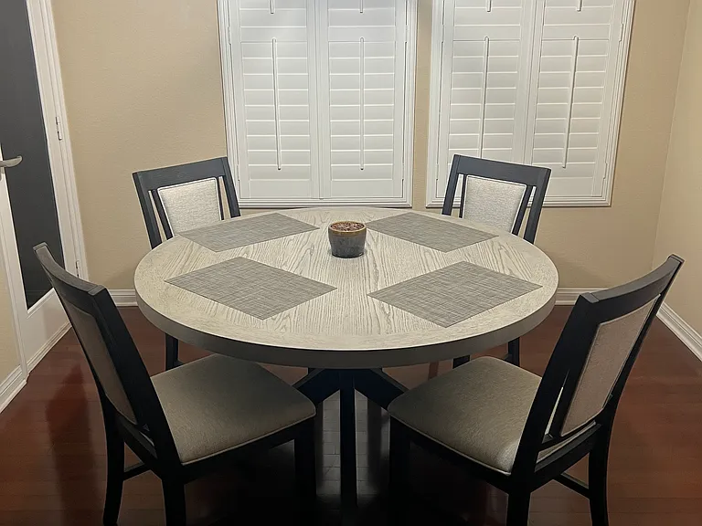 Kitchen table and chairs are available