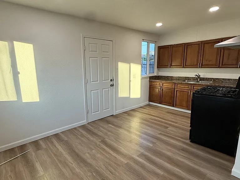 438 Howard St — Photo 2