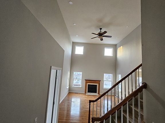 5th image of 421 Morrow Glen Ct