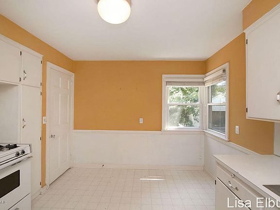 5th image of 2448 Blaine Ave SE