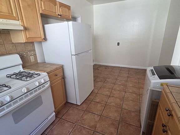 4th image of 608 N Sycamore Ave #608