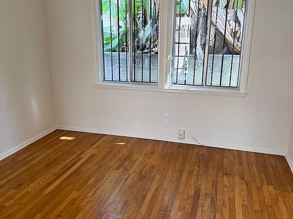 3rd image of 2743 S Mansfield Ave #2743