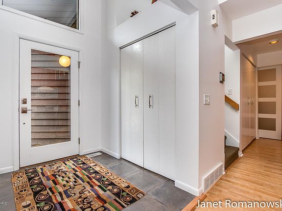 3rd image of 2527 Lake Dr SE