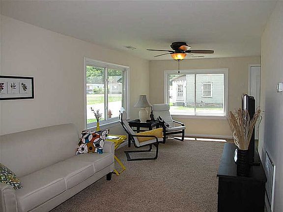 2nd image of 146 E Poplar St