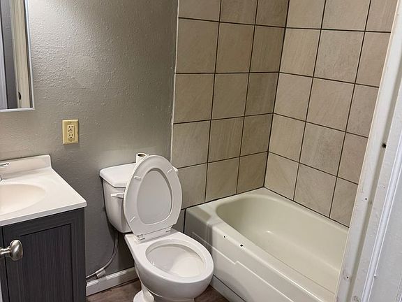 4th image of 1305 N Erie St #21