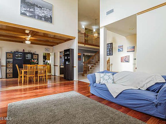 3rd image of 393 Sonoma Ct