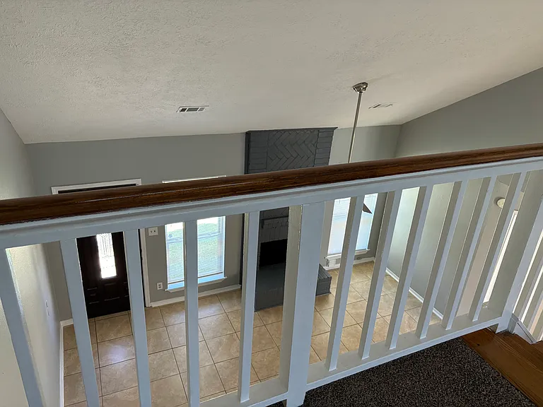 912 Macclesby Ln — Photo 8