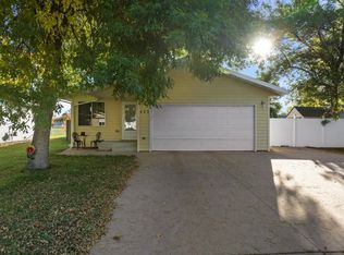 425 21st St SW, Minot, ND 58701