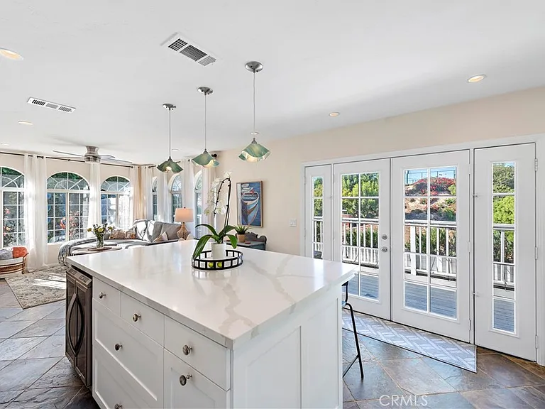 637 Saint Anns Dr — Photo 8