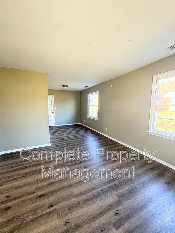 3 bed, 2.0 bath, 2076 sqft, $1,150 — Photo 2