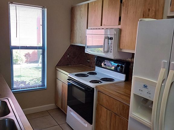 4th image of 812 SW 47th Ter APT 105