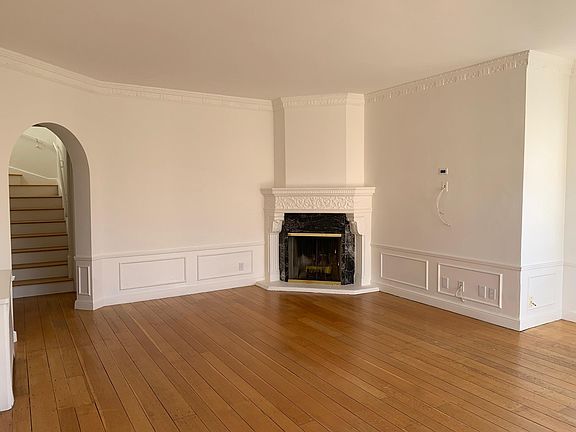 4th image of 2292 Bay St