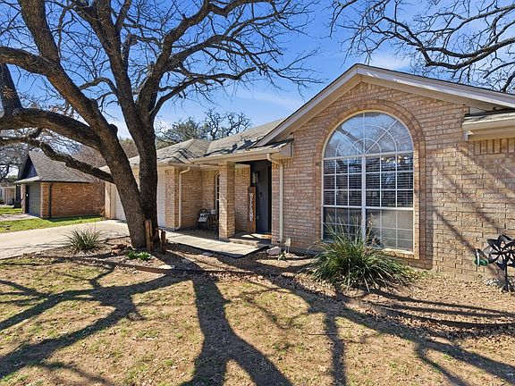 4th image of 945 Lake Ridge Dr