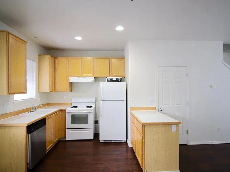 8654 NE Hyde Park Ln — Photo 5