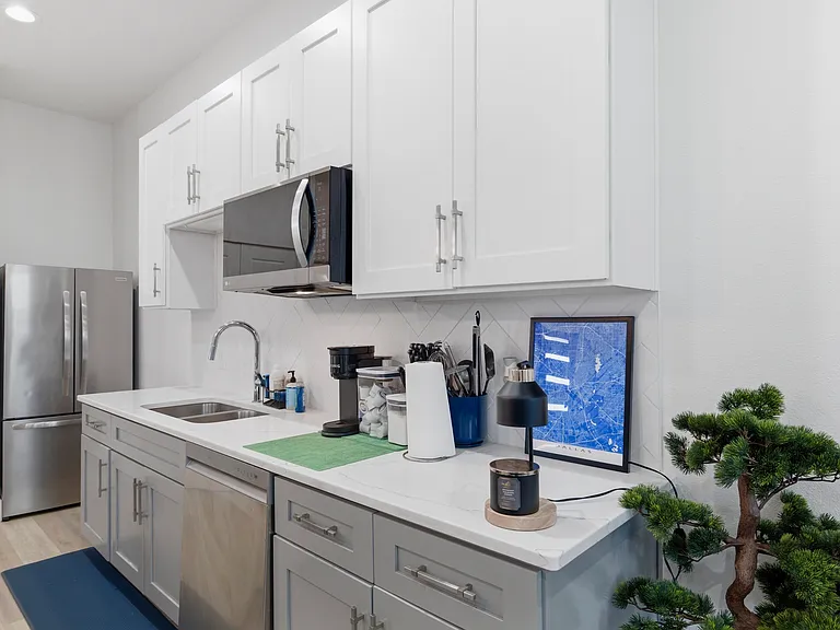 2406 Merlin St — Photo 10