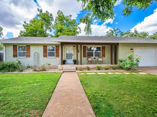 504 Cora St, Fredericksburg, TX 78624