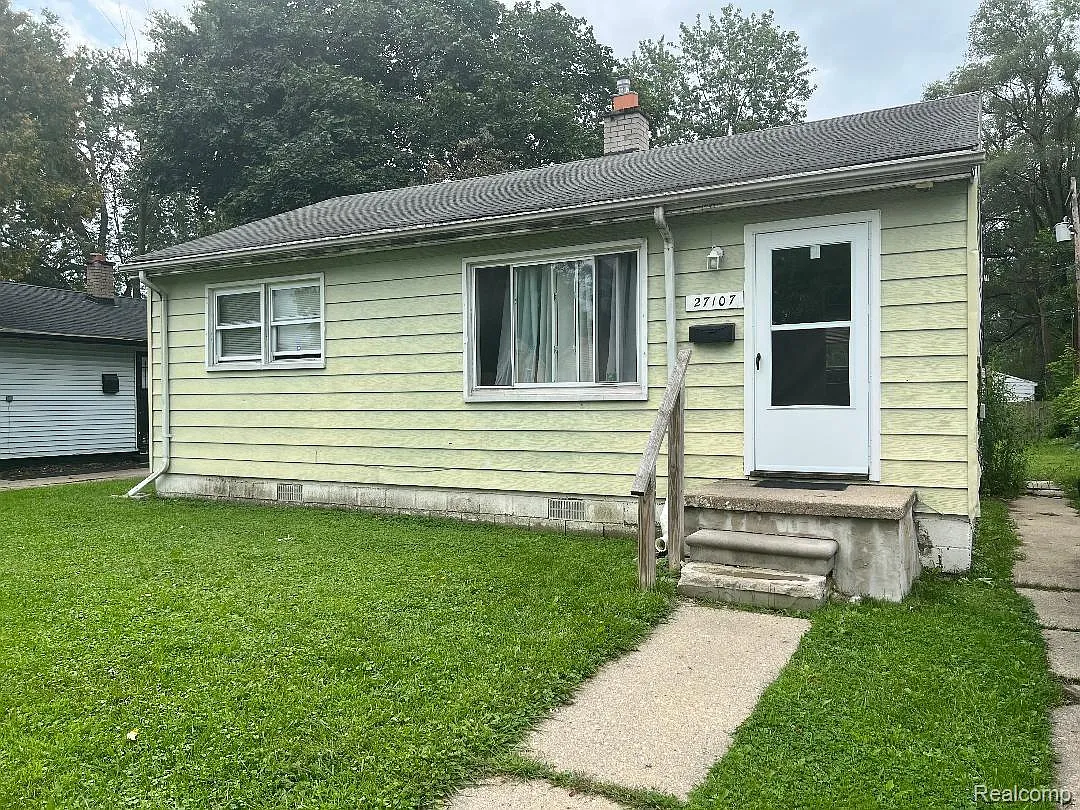 27107 Notre Dame St photo 1